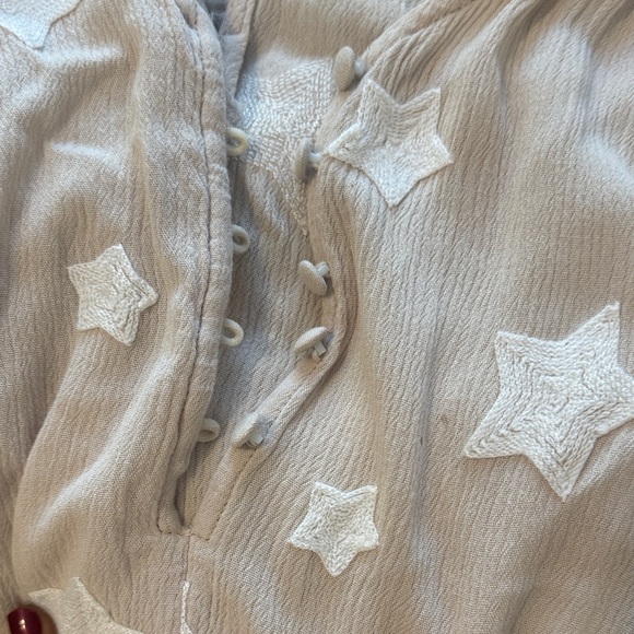 STORIA Beige Ruffled hem embroidered stars Romper size medium - Picture 7 of 10